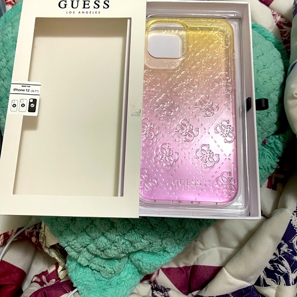 Guess IPhone 12 Pro Max case - Picture 2 of 3